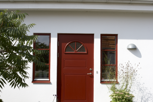 vitt putshus röd dörr